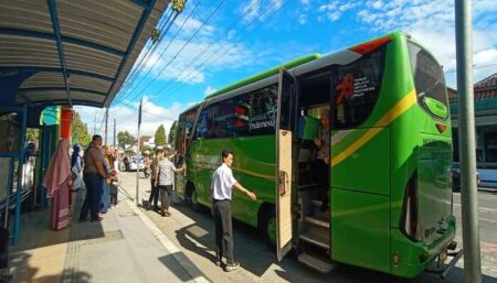 DBHCHT Senilai 1,3 M Digunakan Dishub Blitar Untuk Pengadaan 2 Unit Bus Sekolah Bus sekolah milik Pemerintah Kabupaten Blitar, Senin (2/9/2024). (foto : Winanto/beritajatim.com)