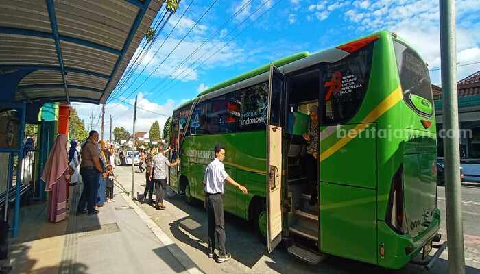 Bus sekolah milik Pemerintah Kabupaten Blitar, Senin (2/9/2024). (foto : Winanto/beritajatim.com)