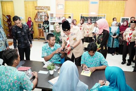 Bupati Lamongan Sumbangkan Ratusan Buku Koleksinya untuk Arpusda foto beritajatim