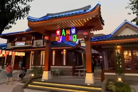 Baru! Ada Kampung Korea di Surabaya, Suasana Serasa dalam Drakor Annyeong Market, kampun Korea pertama di Surabaya. (Instagram/adayout.sub)