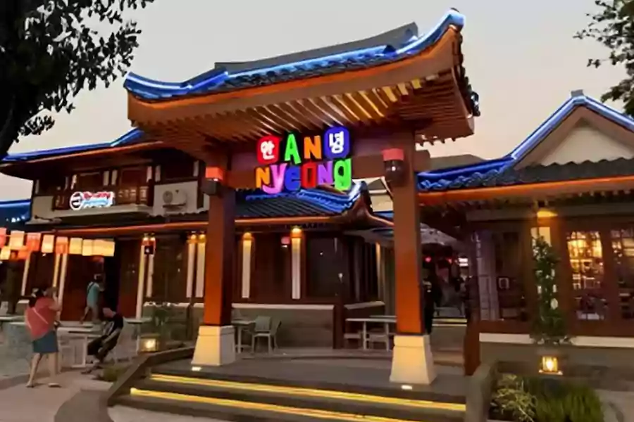 Annyeong Market, kampun Korea pertama di Surabaya. (Instagram/adayout.sub)