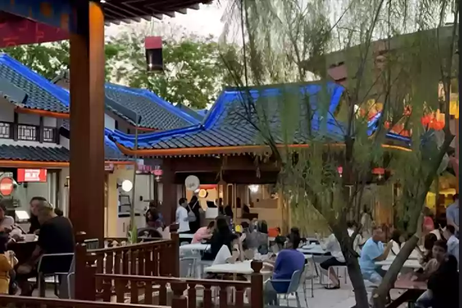 Suasana di dalam Annyeong Market, kampung Korea pertama di Surabaya. (Instagram/adayout.sub)