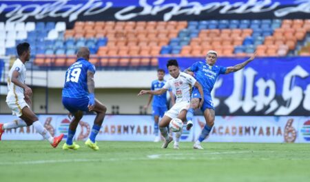 Persib berjumpa Persija di Stadion Si Jalak Harupat, Kabupaten Bandung pada Senin (23/9/2024) sore. Foto: Persib