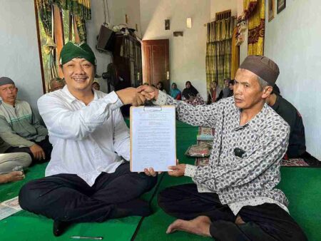 Cabup Kediri Deny Widyanarko Buat Kontrak Politik dengan Warga, Janji Pembangunan Dusun Rp300-500 Juta Cabup Kediri Deny Widyanarko kontrak politik dengan warga Desa Sonorejo Grogol.