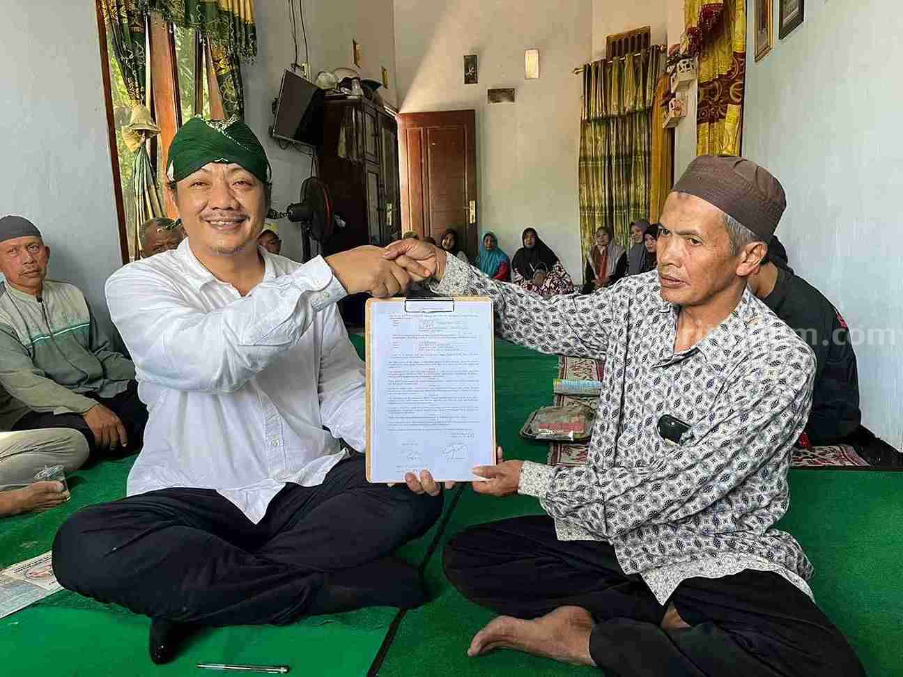 Cabup Kediri Deny Widyanarko kontrak politik dengan warga Desa Sonorejo Grogol.