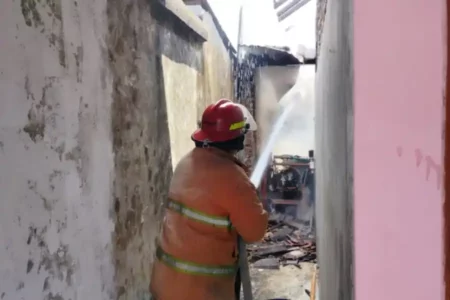 Rumah di Mojokerto Terbakar, Dua Unit Damkar Diterjunkan foto berita jatim