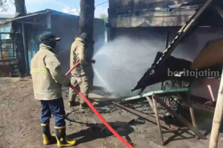 Bakar Sampah Sembarangan, Warkop di Gresik Ludes Dilahap Api foto berita jatim