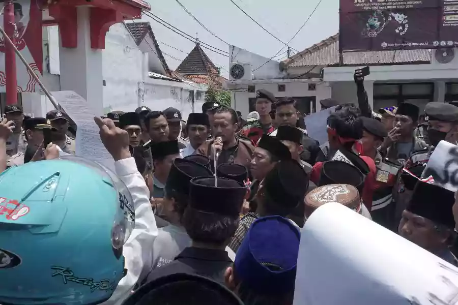 Pendukung Ghufron Siradj melakukan demonstrasi di depan kantor KPU Lumajang.