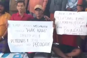Ganti Rugi Rumpon Tak Jelas, Nelayan Bangkalan Protes Petronas Aksi demo nelayan Bangkalan menuntut ganti rugi rumpon kepada Petronas.