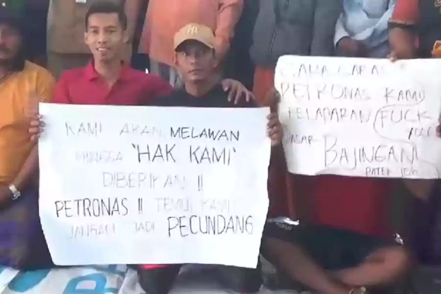 Aksi demo nelayan Bangkalan menuntut ganti rugi rumpon kepada Petronas.