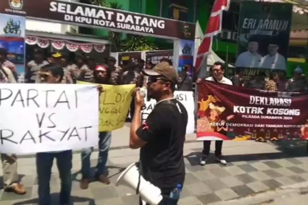 Ada Kampanye Kotak Kosong di Surabaya, Begini Tanggapan KPU Kampanye Kotak Kosong di KPU Kota Surabaya. (Irwanda/Beritajatim.com)