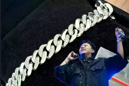 Gelang Denny Caknan yang Hilang Telah Ditemukan, Warganet: Viral Baru Dibalekno Potret gelang Denny Caknan yang sempat hilang. (Instagram/denny_caknan)