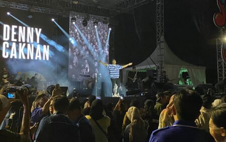 Denny Caknan Dkk Hipnotis Ribuan Penonton ‘Dialog Cinta Fest’ Gekrafs Jombang