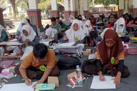 Para peserta lomba desain batik Lamongan tingkat SD- SMP sederajat di Alun-alun Lamongan, Sabtu (21/9/2024). [Fakhrudin/Beritajatim.com]