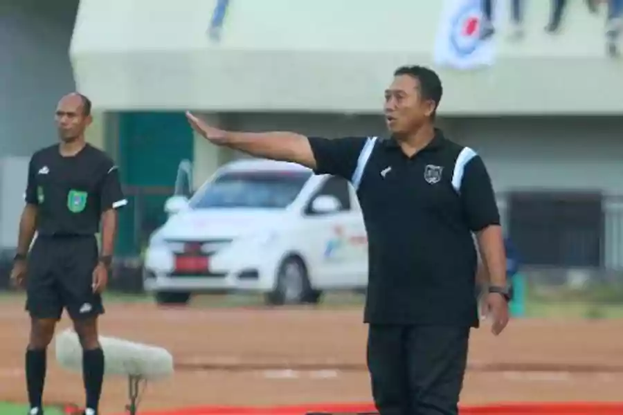 Didik Ludianto, memberikan arahan dari pinggir lapangan, saat Persela menjamu Deltras Sidoarjo, di Stadion Tuban Sport Center.