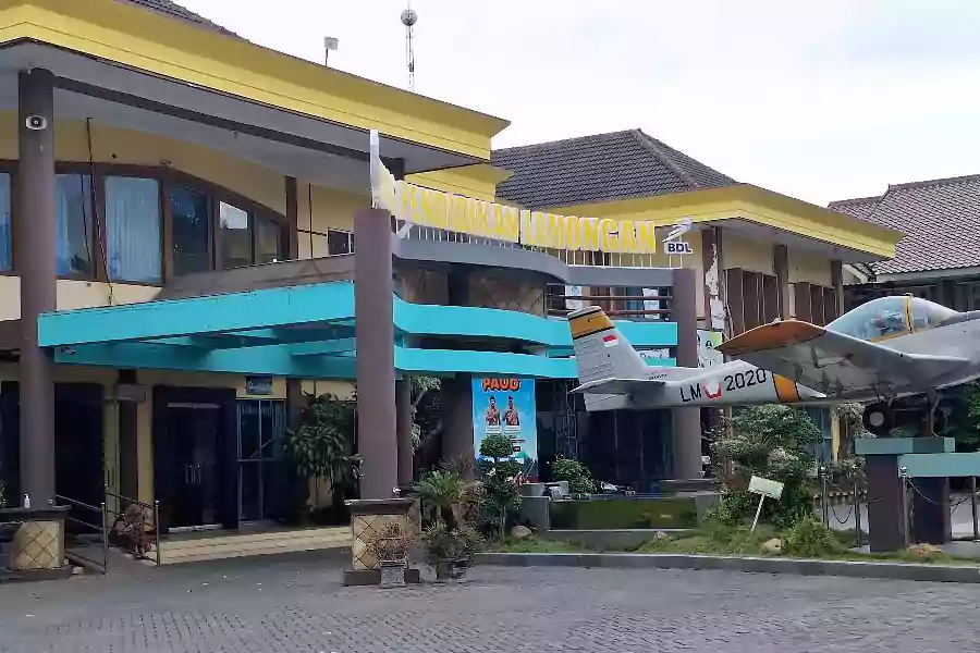 Halaman depan Kantor Dinas Pendidikan Kabupaten Lamongan.