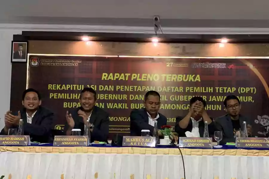 Rapat pleno terbuka penetapan DPT yang digelar Kpu Lamongan di rumah makan Aqila Lamongan, Jumat (20/9/2024).
