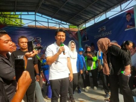 Emil Dardak Ceritakan Penurunan Angka Kemiskinan di Jatim saat Bertemu Emak-emak di Jombang foto beritajatim