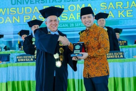 Wisuda Unisla, Emil Dardak Ajak Lulusan Jadi Generasi Unggul dan Adaptif