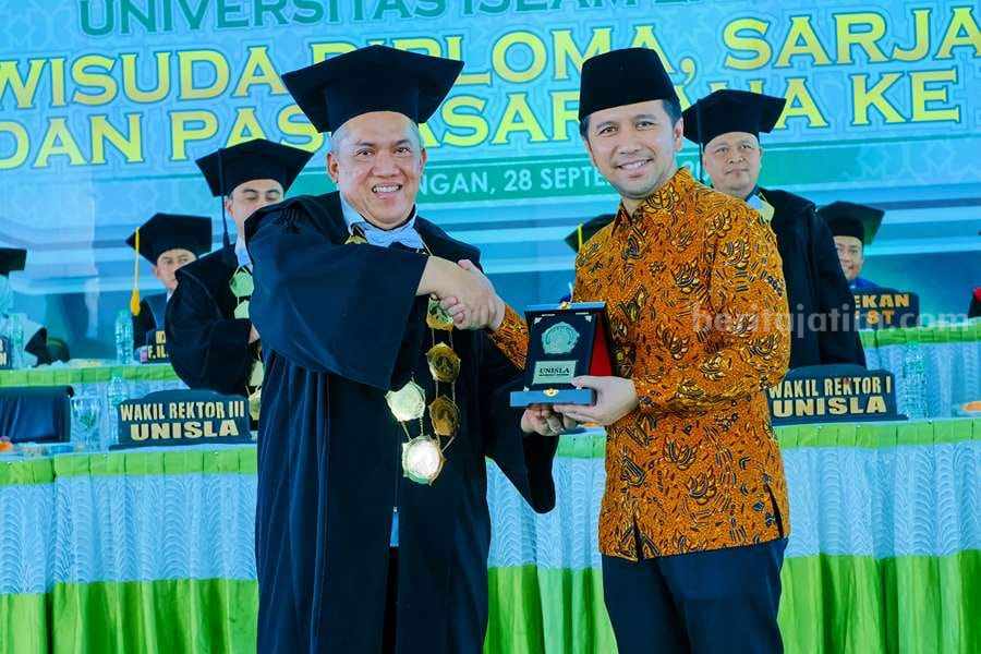 Wisuda Unisla, Emil Dardak Ajak Lulusan Jadi Generasi Unggul dan Adaptif