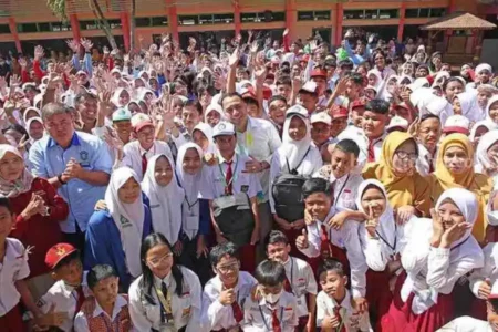 4 Tahun, Pemkot Surabaya Salurkan 266.375 Seragam dan Perlengkapan Sekolah foto berita jatim