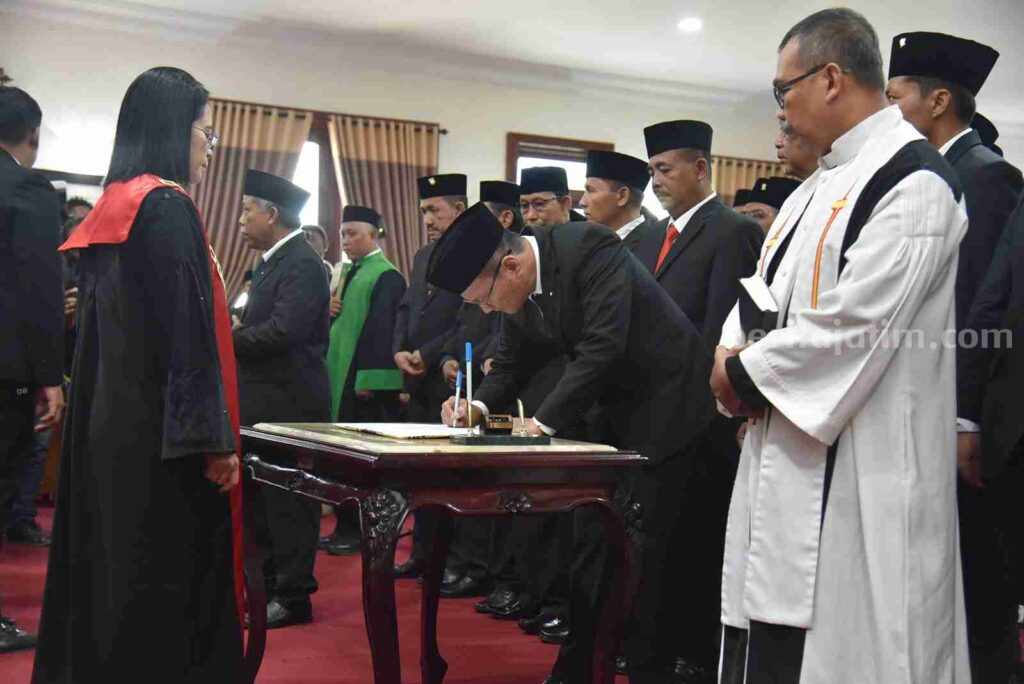 Prosesi pelantikan Anggota DPRD Tulungagung.
