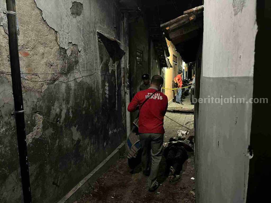 Tim Inafis Polres Kediri Kota olah TKP kasus pembunuhan adik oleh kakaknya
