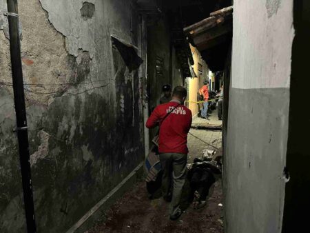 Cekcok Usai Pesta Miras, Kakak Adik di Kediri Saling Bunuh Tim Inafis Polres Kediri Kota olah TKP kasus pembunuhan adik oleh kakaknya