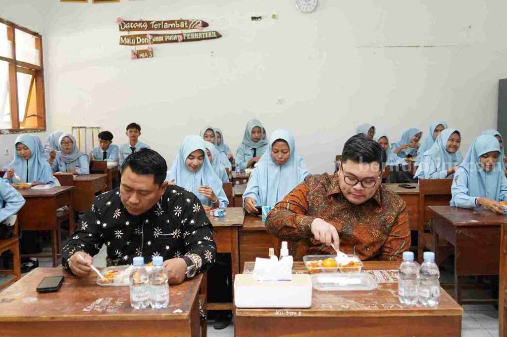 Siswa kelas XII Pimpin Doa, Bupati Kediri Ikut Coba Makan Siang Bergizi.