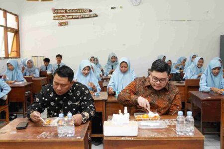 Siswa Kelas XII Pimpin Doa, Bupati Kediri Ikut Coba Makan Siang Bergizi Siswa kelas XII Pimpin Doa, Bupati Kediri Ikut Coba Makan Siang Bergizi.