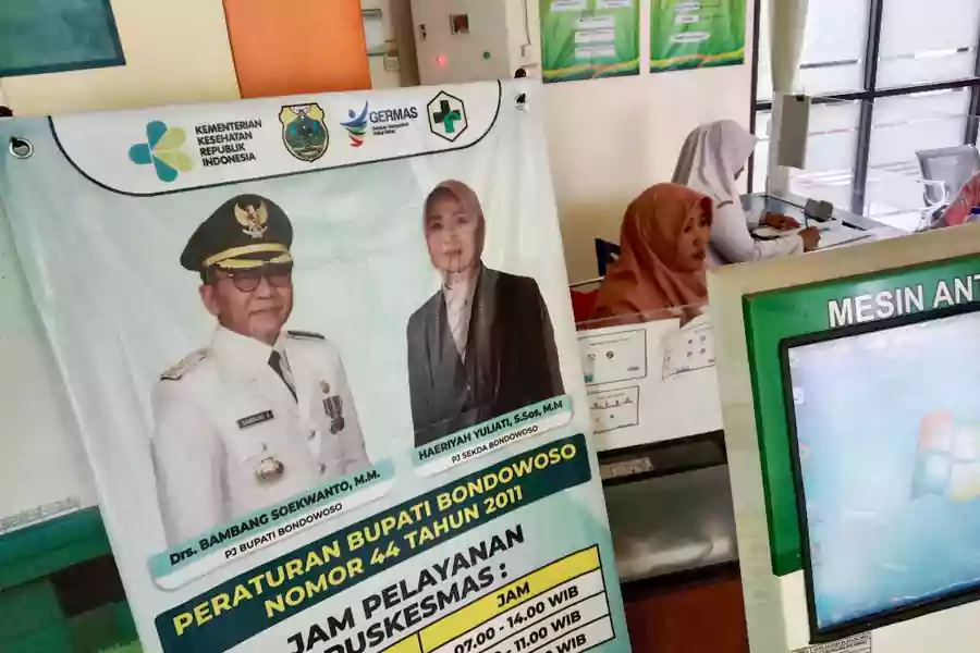 Foto bacabup Bambang Soekwanto yang pernah jadi Pj Bupati Bondowoso masih terpampang di Puskesmas Jambesari Darusholah, Senin (23/9/2024). (Deni Ahmad Wijaya/BeritaJatim.com)