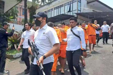 31 Tersangka Ditangkap, 42 Kilogram Ganja Diamankan Polresta Malang 31 Tersangka digelandang di Polresta Malang Kota.