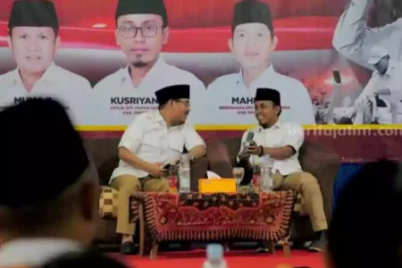 Ketua DPC Gerindra Pamekasan, Kusriyanto (pegang mic) bersama Ketua DPW Gerindra Jawa Timur, Anwar Sadad, dalam Temu Kader dan Pemenangan TAUHID di Pamekasan, Kamis (5/9/2024).