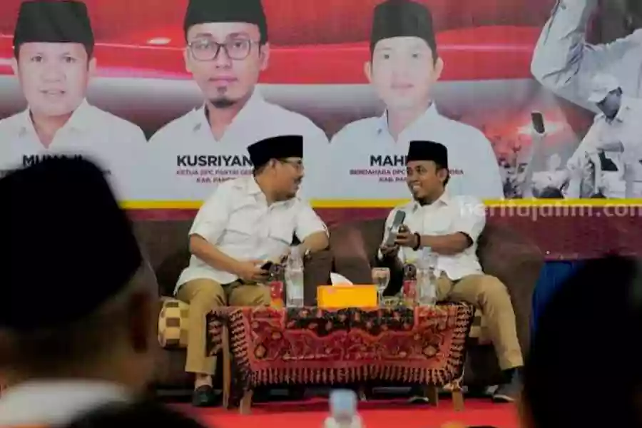 Ketua DPC Gerindra Pamekasan, Kusriyanto (pegang mic) bersama Ketua DPW Gerindra Jawa Timur, Anwar Sadad, dalam Temu Kader dan Pemenangan TAUHID di Pamekasan, Kamis (5/9/2024).
