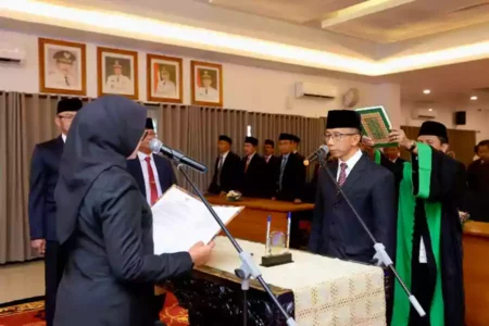 Prosesi pelantikan Guntur Priambodo menjadi Sekda Banyuwangi di Rempeg Jogopati. [Rindi/Beritajatim.com]