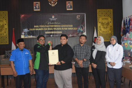 Pasangan bakal Calon Wali Kota-Wakil Wali Kota Blitar, Syauqul Muhibbin-Elim Tyu Samba membantah bahwa berkas pendaftarannya dikembalikan oleh Komisi Pemilihan Umum (KPU) Kota Blitar karena kurang lengkap