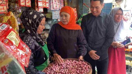 Kampanye di Tuban, Khofifah Sapa Pedagang Pasar Merakurak