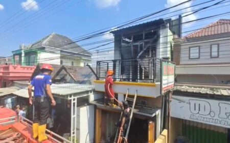 Jadi Tontonan Warga, 3 Rumah di Tuban Ludes Terbakar