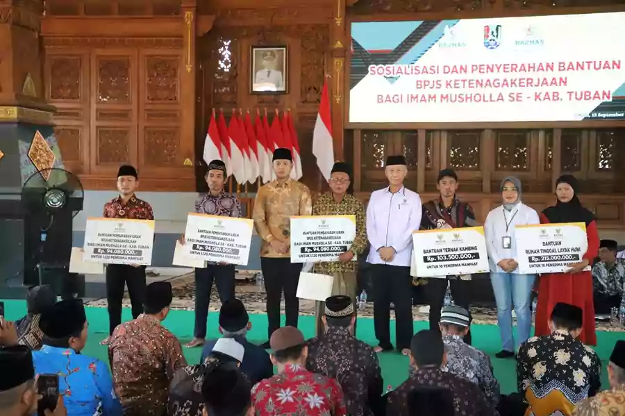Imam Musala saat menerima bantuan BPJS Ketenagakerjaan.[foto: Diah Ayu/beritajatim.com]