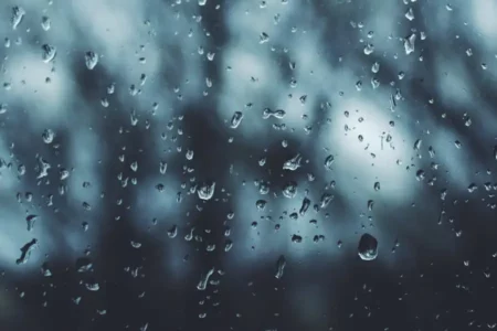 Hujan Mulai Mengguyur Bojonegoro, Waspadai Beberapa Hal ini Ilustrasi hujan (foto: Noah Silliman/unsplash)
