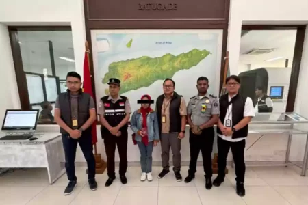 Overstay 148 Hari, Imigrasi Malang Deportasi Warga Timor Leste Kantor Imigrasi Malang mendeportasi warga negara Timor Leste bernama Maria Sarmento da Silva (perempuan tengah).