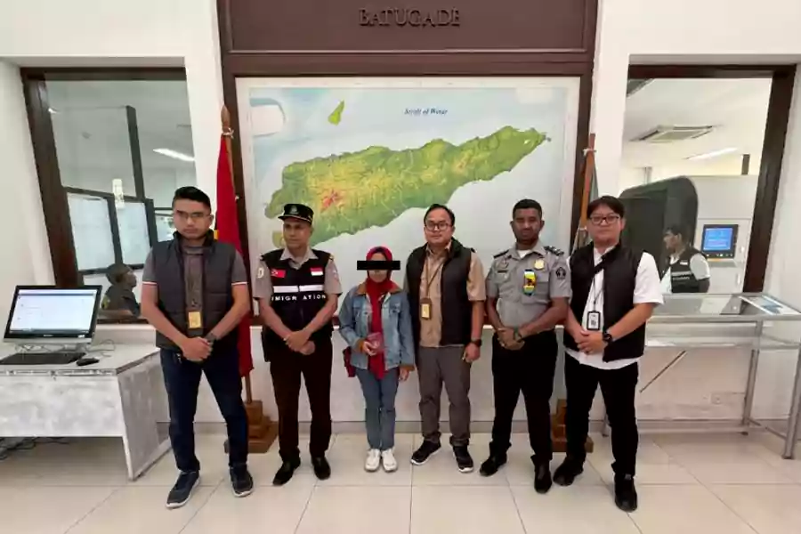 Kantor Imigrasi Malang mendeportasi warga negara Timor Leste bernama Maria Sarmento da Silva (perempuan tengah).