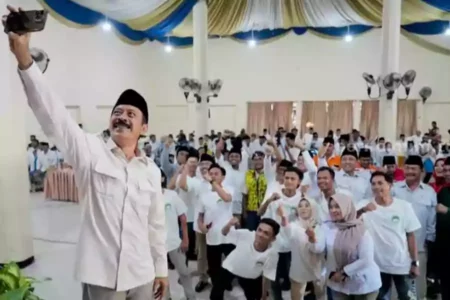 Calon Bupati Pamekasan, Fattah Jasin (depan) berselfie bersama peserta Temu Kader dan Deklarasi Pemenangan TAUHID di Pamekasan, Kamis (5/9/2024).
