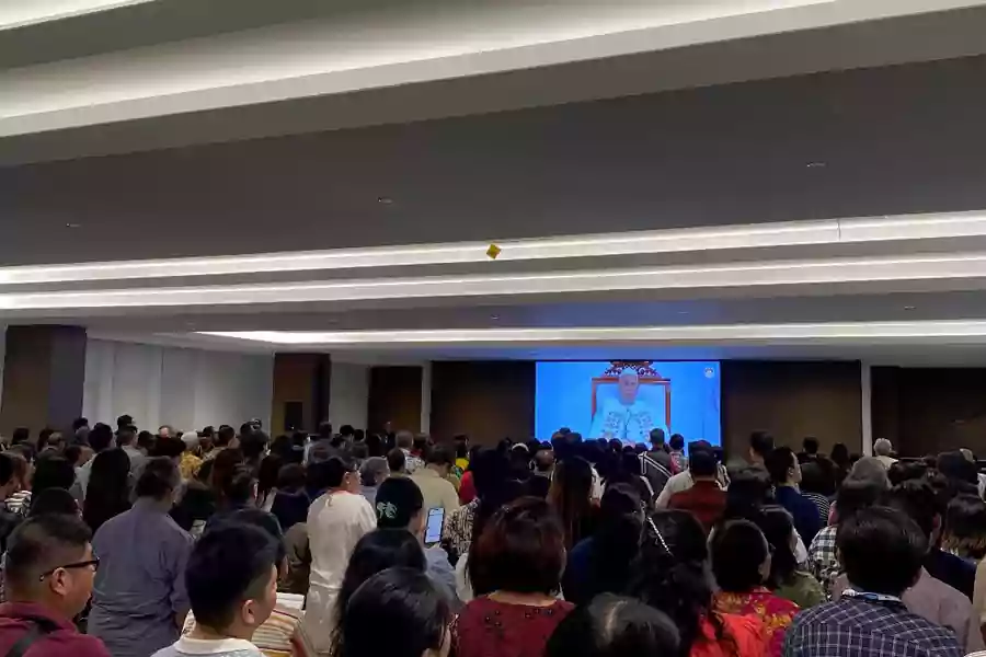 Ribuan jemaat Katolik Kota Surabaya. [Rama Indra/Beritajatim.com]