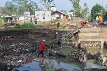 Dampak Jembatan Ambrol, Pemkab Malang Normalisasi Kali Sukun foto berita jatim