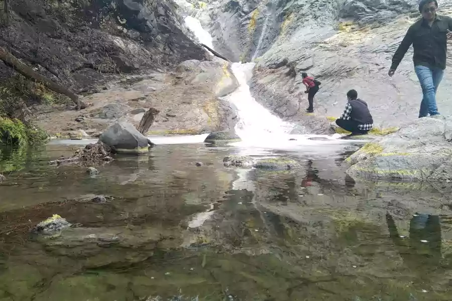 Sejumlah pengunjung berada di objek wisata air terjun Kalipait Bondowoso. (Deni Ahmad Wijaya/BeritaJatim.com)