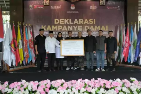 KPU Banyuwangi menggelar deklarasi damai pada Pilkada serentak 2024 di Hedon Kafe.