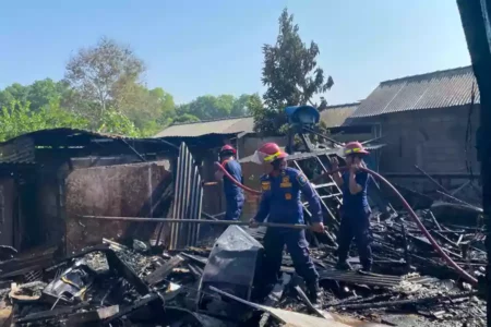 Sisa kios yang terbakar tinggal puing-puing kayu dan peralatan yang sudah hangus. (Sulthan Munir/Beritajatim.com)