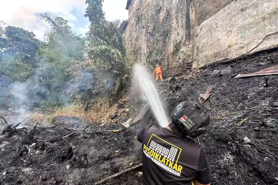 Akibat tempat pembuangan sampah terbakar, satu rumah di Bondowoso nyaris gosong, Kamis (19/9/2024) siang. (Damkar Bondowoso)