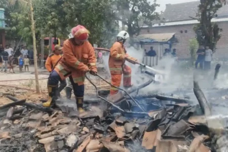 Rumah Lansia di Mojokerto Dilalap Api, Dump Truk Ikut Terbakar foto berita jatim